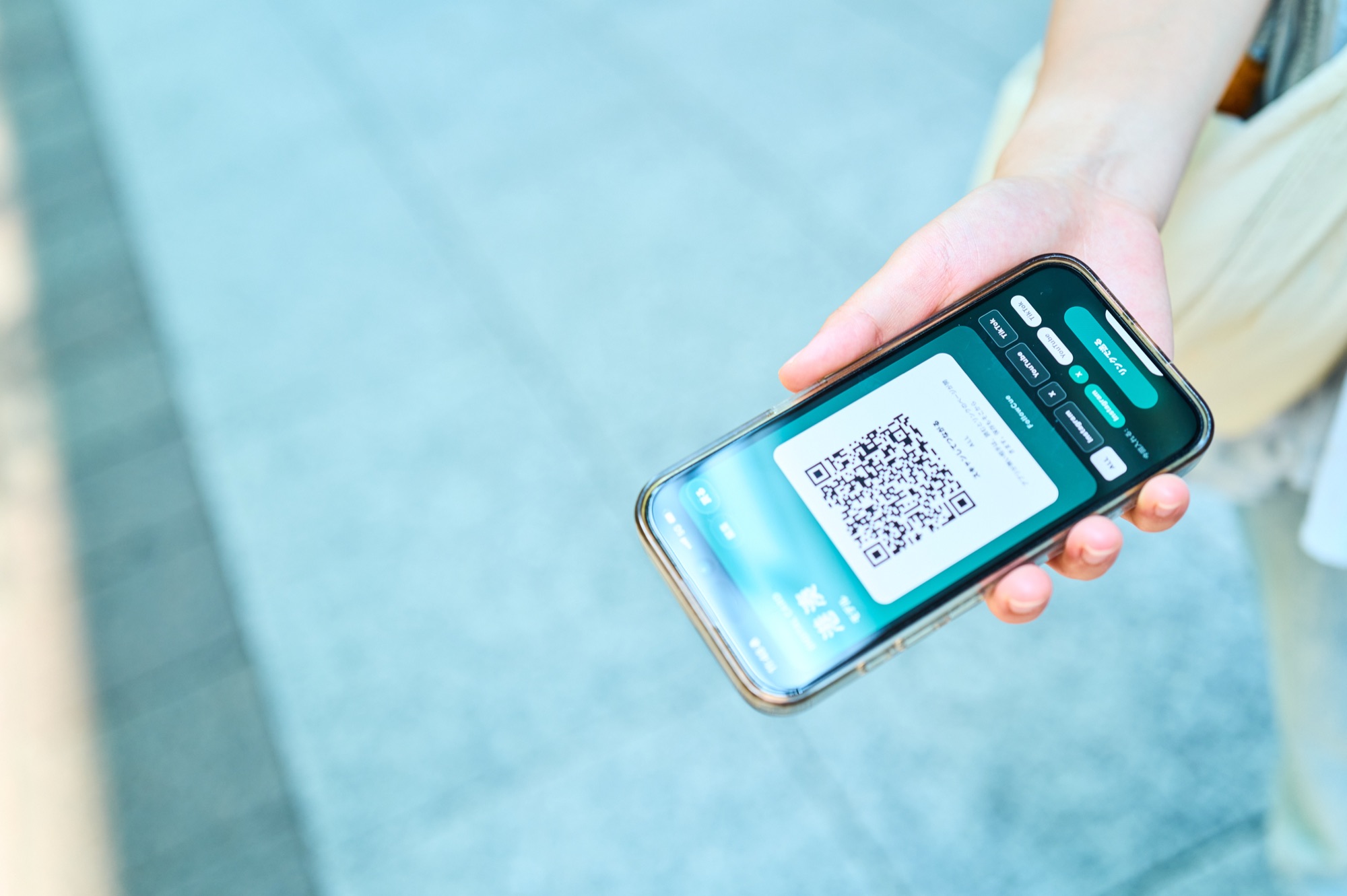 スマートフォンでFollowCueのQRを見せる場面